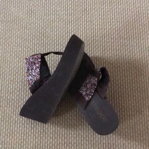 Brown elevated flip-flops